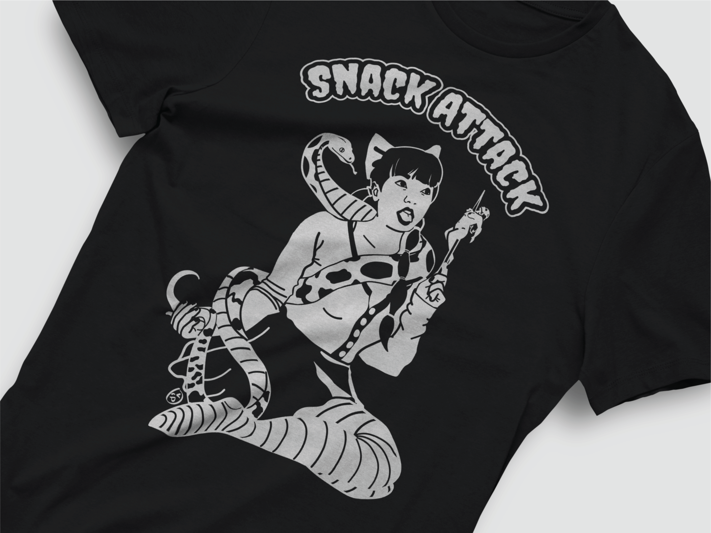 Creepy cute shirt - horror girl with python